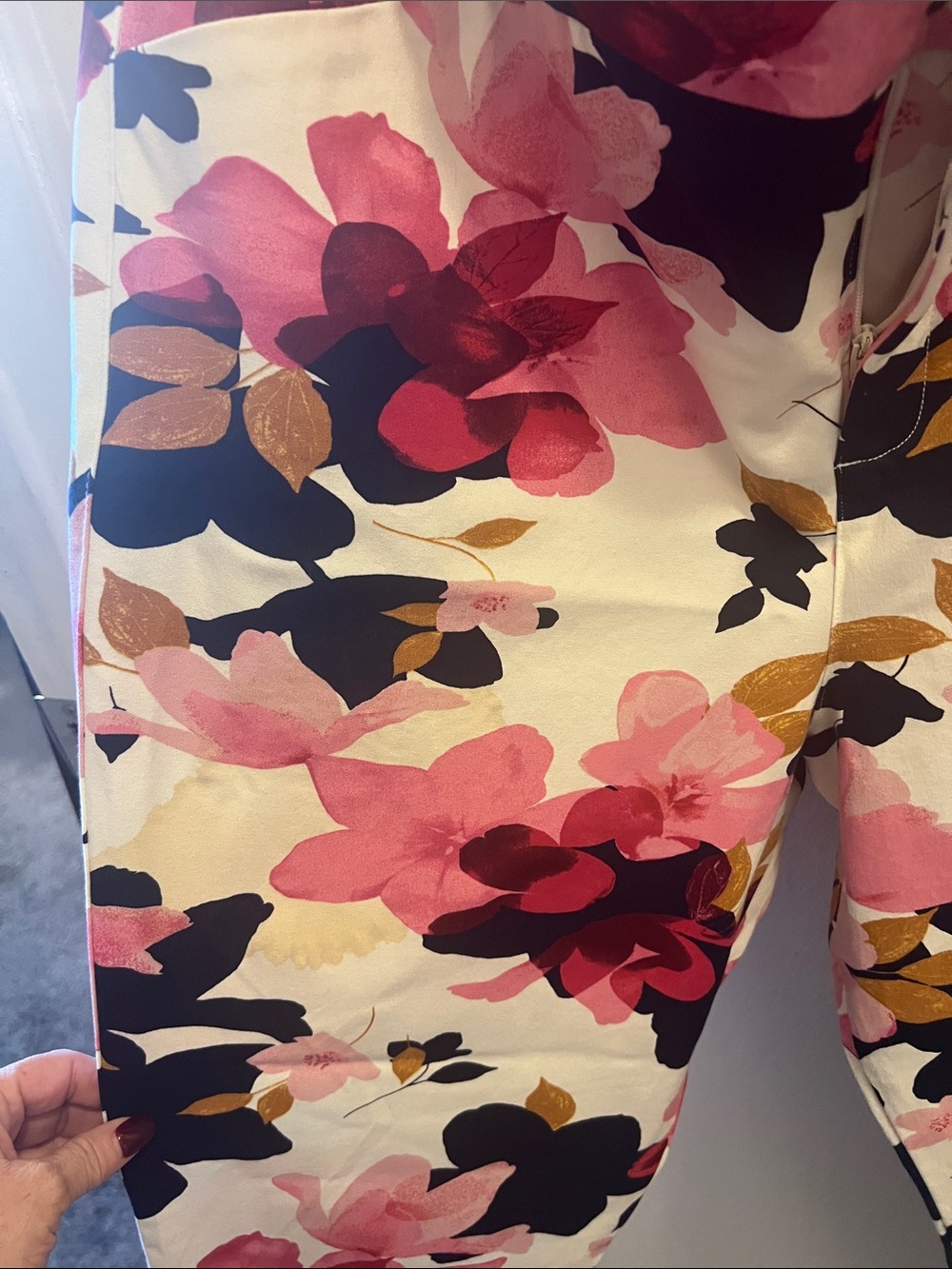 Old navy pixie floral Pants in off white Pink, navy & Gold - Picture 3 of 5